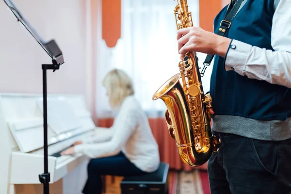 Σαξόφωνο μαθητή σε μάθημα μουσικής σχολής από κοντά στην πλάτη — Φωτογραφία Αρχείου