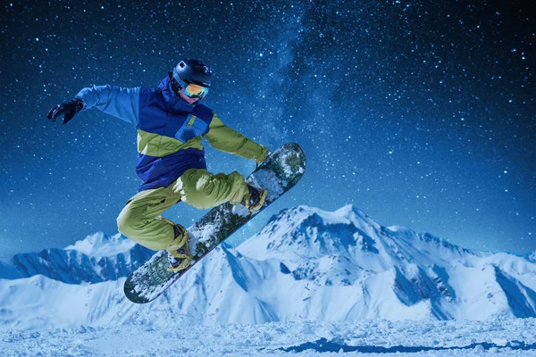 Noční Bruslení Snowboardista Jasném Sportovním Oblečení Dělá Trik Proti Krásným — Stock fotografie