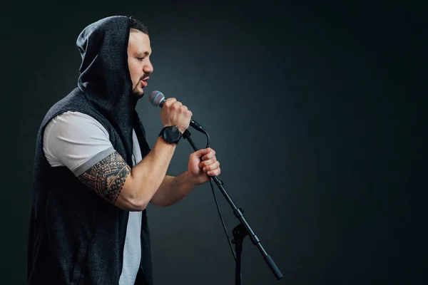 Male vocalist or singer wearing a hoodie — Stock Photo, Image