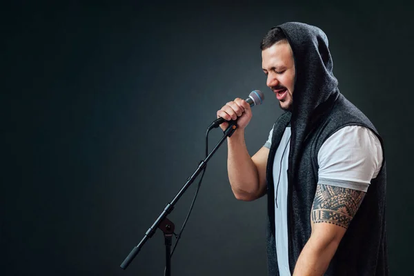 Male vocalist or singer wearing a hoodie — Stock Photo, Image