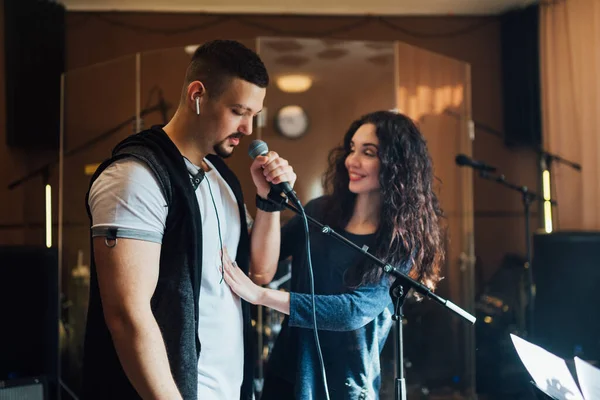 Woman coaching a male vocalist or singer — Stock Photo, Image