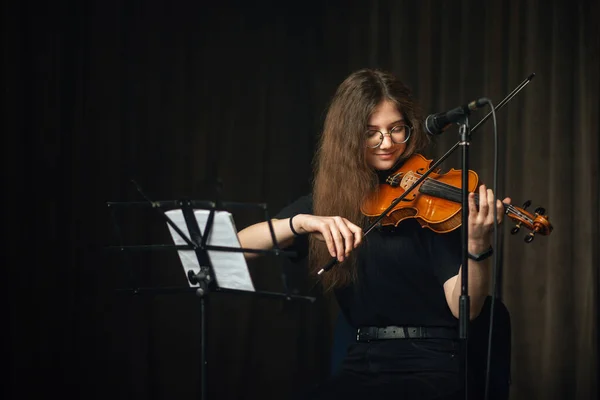 Classical musician playing the violin on stage — Stock Photo, Image