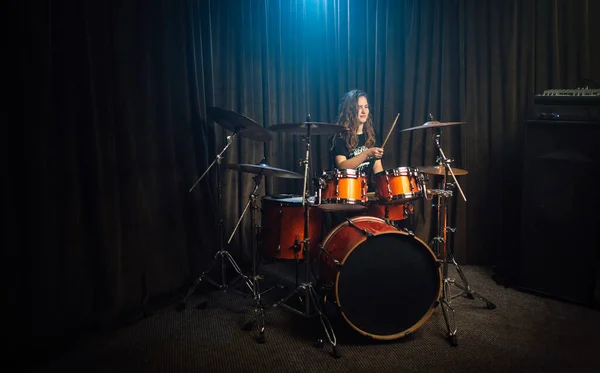 Woman Playing Drums Cymbals Live Concert Performance Band Stage Darkness — Stock Photo, Image