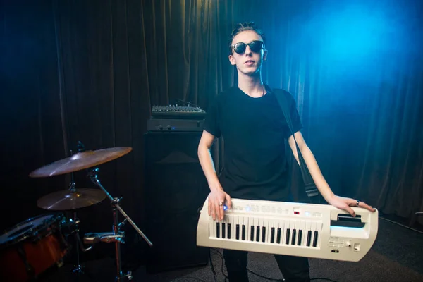 Young Man Sunglasses Playing Electronic Keyboard Live Performance Band Stage — Stock Photo, Image