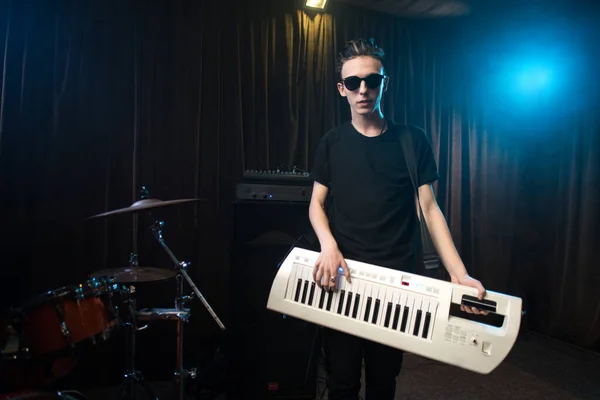 Young Man Sunglasses Playing Electronic Keyboard Live Performance Band Stage — Stock Photo, Image