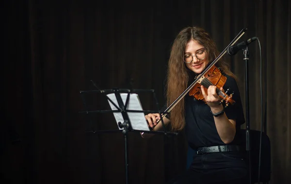 Musisi klasik memainkan biola di atas panggung — Stok Foto