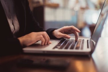 Internet online alışveriş konsept dizüstü bilgisayar ve alışveriş sepeti. Vintage sesi retro filtre efekti,