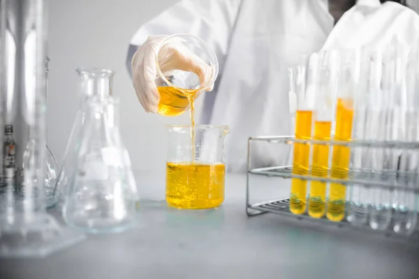 Vertido Aceite Formulación Sustancia Química Para Medicina Investigación Laboratorio Caída — Foto de Stock