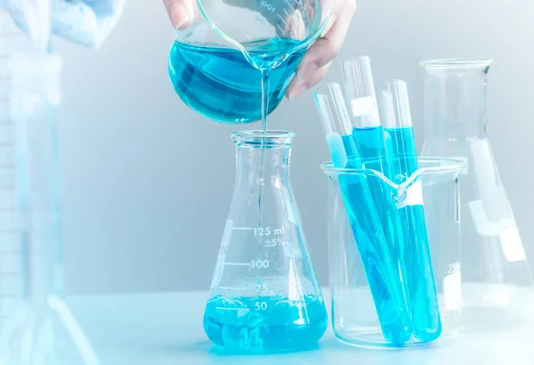 Test tüpleri closeup, laboratuvar araştırma ve geliştirme kavramı