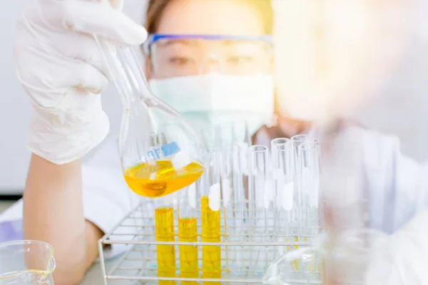 Vertido Aceite Formulación Sustancia Química Para Medicina Investigación Laboratorio Caída — Foto de Stock