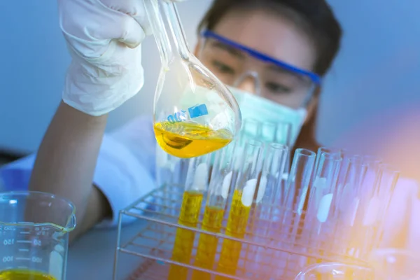 Olie Gieten Het Formuleren Van Chemische Stof Voor Geneeskunde Laboratoriumonderzoek — Stockfoto