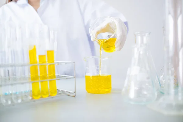 Óleo Derramando Formulando Produto Químico Para Medicina Pesquisa Laboratório Deixando — Fotografia de Stock