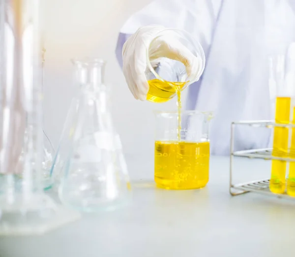 Vertido Aceite Formulación Sustancia Química Para Medicina Investigación Laboratorio Caída — Foto de Stock