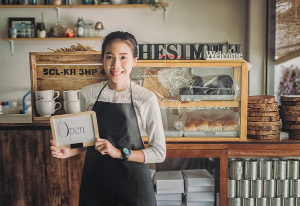 Portre Asyalı kadın iş sahibi Pastane Dükkanı arka plan