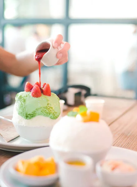 Kakigori Starberry veya Starberry Korece tıraş buz Patbingsu veya Bingsu dondurulmuş tatlı Cafe shop ahşap tablo
