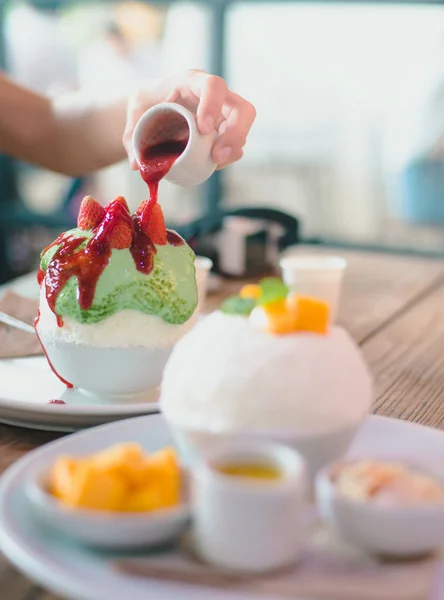 Kakigori Starberry veya Starberry Korece tıraş buz Patbingsu veya Bingsu dondurulmuş tatlı Cafe shop ahşap tablo