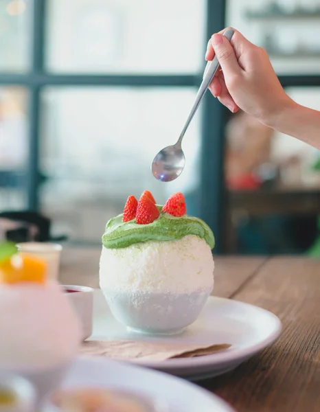 Kakigori Starberry veya Starberry Korece tıraş buz Patbingsu veya Bingsu dondurulmuş tatlı Cafe shop ahşap tablo