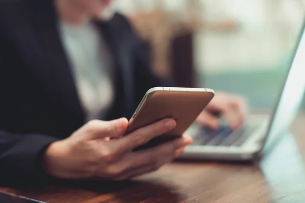 Akıllı telefon tutarak ve kullanarak adamın elleri kredi kartı online alışveriş için.