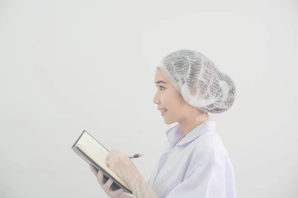 Asya genç bilim adamı laboratuvarda çalışan beyaz üniformalı