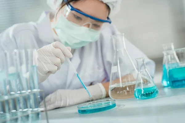 Vrouwelijke Wetenschapper Analyseren Monster Laboratorium — Stockfoto