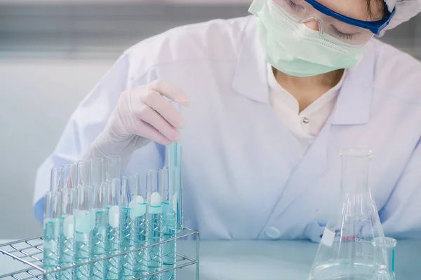 Vrouwelijke Wetenschapper Analyseren Monster Laboratorium — Stockfoto