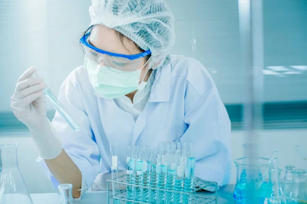 Aziatische Vrouwen Wetenschapper Met Reageerbuis Klinisch Laboratorium Onderzoek Maken Wetenschap — Stockfoto