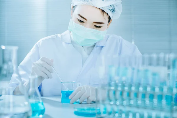 kadın bilim adamı örnek Laboratuvar analiz