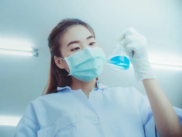 Asyalı kadınlar bilim adamı ile test tüpü içinde klinik laboratuvar araştırma yapma. Bilim, kimya, teknoloji, biyoloji ve insanlar kavramı
