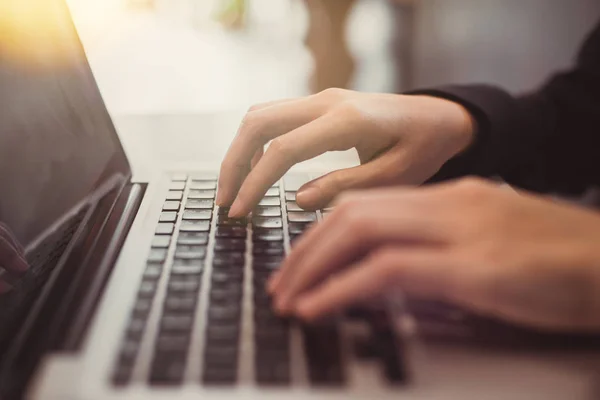 Internet online alışveriş konsept dizüstü bilgisayar ve alışveriş sepeti. Vintage sesi retro filtre efekti,