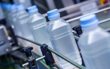 Satır üretim üzerinde plastik şişe. Tuzlu su şişe içinde ilaç üretim doldurma.