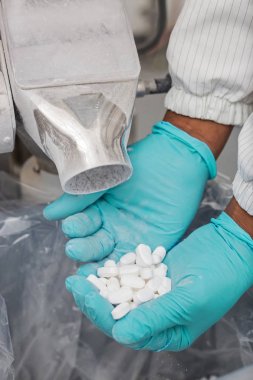 Tıbbi hapları el ile kontrol. Tablet ilaç üretim.