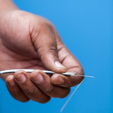 Fiber optik kablo kesme elinde kapatın. Kesme ve yükleme için hazırlanan fiber optik kablo. 