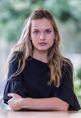 Genç çekici kadın kameraya arıyor. Genç bir kadın portresi.