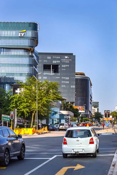 Johannesburg, Güney Afrika-15 Şubat 2018: trafik ile arka plan binalarda merkezi iş bölgesi içinde kavşak.