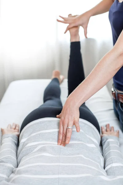 Massage Treatment Therapist Giving Kinesiology Treatment — Stock Photo, Image