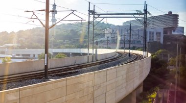 Pretoria, Güney Afrika - 6 Mart 2018: tren hattı mesafe içine kapalı eğri köprü.