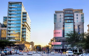 Johannesburg, Güney Afrika - 8 Mart 2018: Modern cam fronted binalar ön planda arabalı.