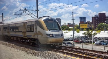 Tren yolu ile arka plan şehirde trende Johannesburg, Güney Afrika - 8 Mart 2018:.