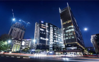Johannesburg, Güney Afrika, Mart 29-2018: Modern bina inşaat ile gece manzarası içinde vinç.