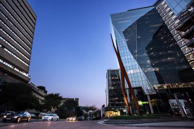 Johannesburg, Güney Afrika, Mart 29-2018: akşam ışığında modern binalar ile sokak sahne.