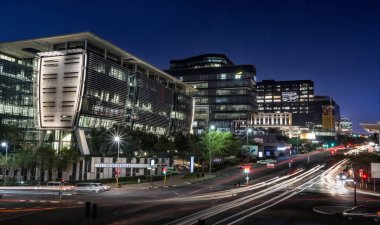 Johannesburg, Güney Afrika, Mart 29-2018: şehir sokak manzarası içinde modern binalar ile. Şehrin sokak uzun pozlama.