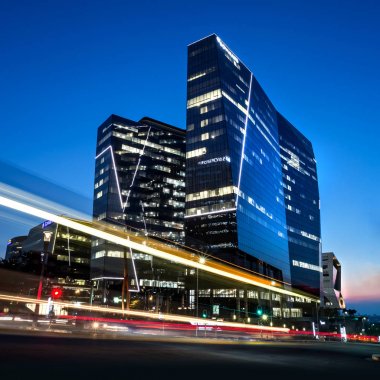 Johannesburg, Güney Afrika, Mart 29-2018: şehir sokak manzarası içinde modern binalar ile. Şehrin sokak uzun pozlama.