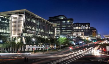 Johannesburg, Güney Afrika, Mart 29-2018: yoğun şehir manzarası içinde modern binalar ile sokak. Şehrin sokak uzun pozlama.