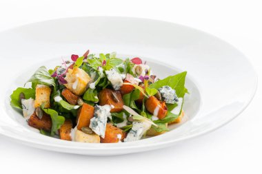 Beyaz arka plan ile beyaz bir tabak salataya Butternut.