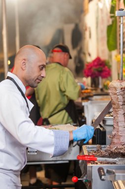 Cape Town, Güney Afrika - 13 Kasım 2016: Chef kesim etten bir Türk et şiş.