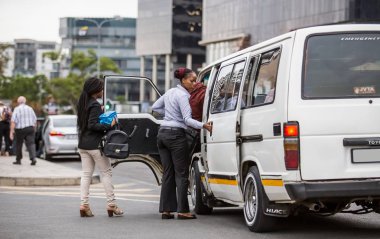 Johannesburg, Güney Afrika-15 Şubat 2018: minibüs dışarı getting insanlar sabah trafikte taksi.