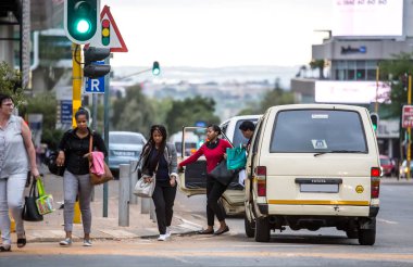 Johannesburg, Güney Afrika-15 Şubat 2018: minibüs dışarı getting insanlar sabah trafikte taksi.
