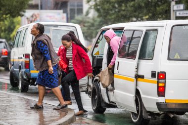 Johannesburg, Güney Afrika-15 Şubat 2018: minibüs dışarı getting insanlar sabah trafikte taksi.