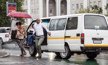 Sandton, Güney Afrika-15 Şubat 2018: insanların bir minibüs dışarı taksi sabah trafikte.