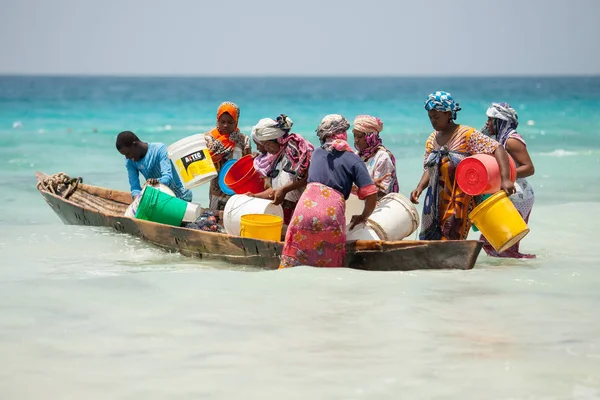 Stone Town Zanzibar Tanzanie Mai 2015 Des Femmes Ramassent Des — Photo